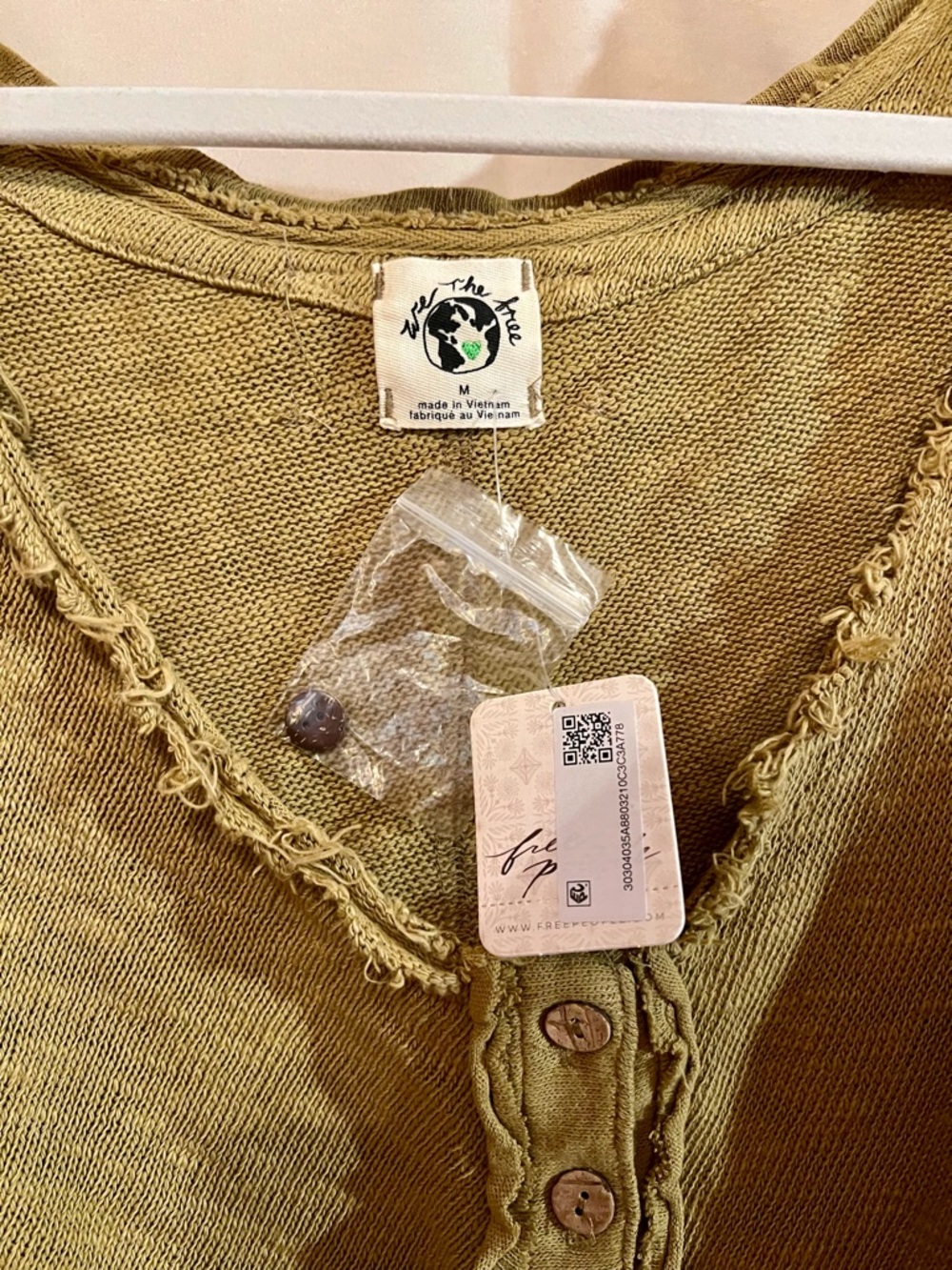 NWT- We The Free- Free People- Frayed Hem Olive Button-Front Women’s Top Size M - Picture 6 of 10